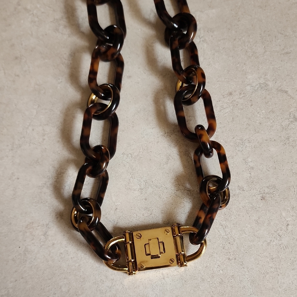 MICHAEL KORS TORTOISE SHELL+GOLD TONE LARGE LINK TURN LOCK NECKLACE EUC